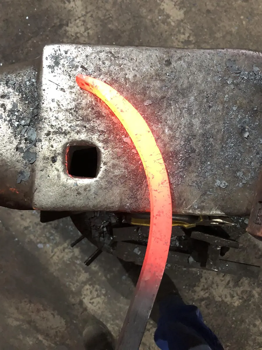Cintrage à chaud d'un fer plat rougi sur l'enclume, atelier L'Art de Faire