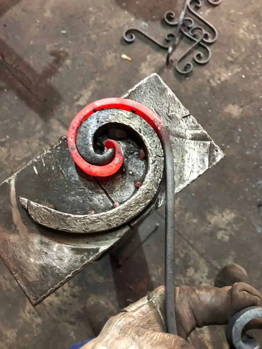 Façonnage d'une volute au fer rouge sur gabarit, atelier L'Art de Faire