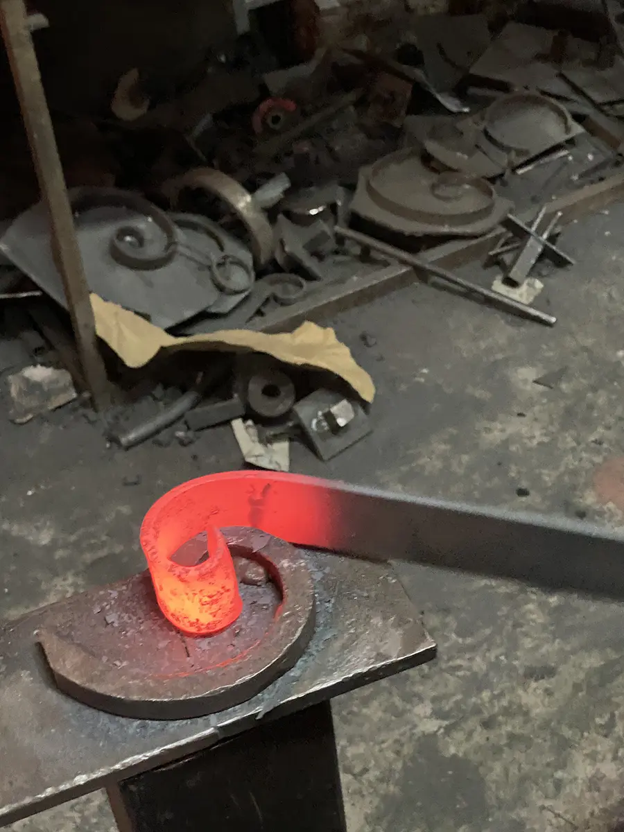 Formage à chaud d'une volute en fer forgé à la forge, L'Art de Faire