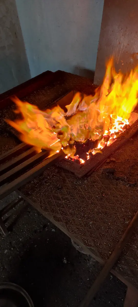 Feu de forge dans l'atelier de ferronnerie d'art L'Art de Faire