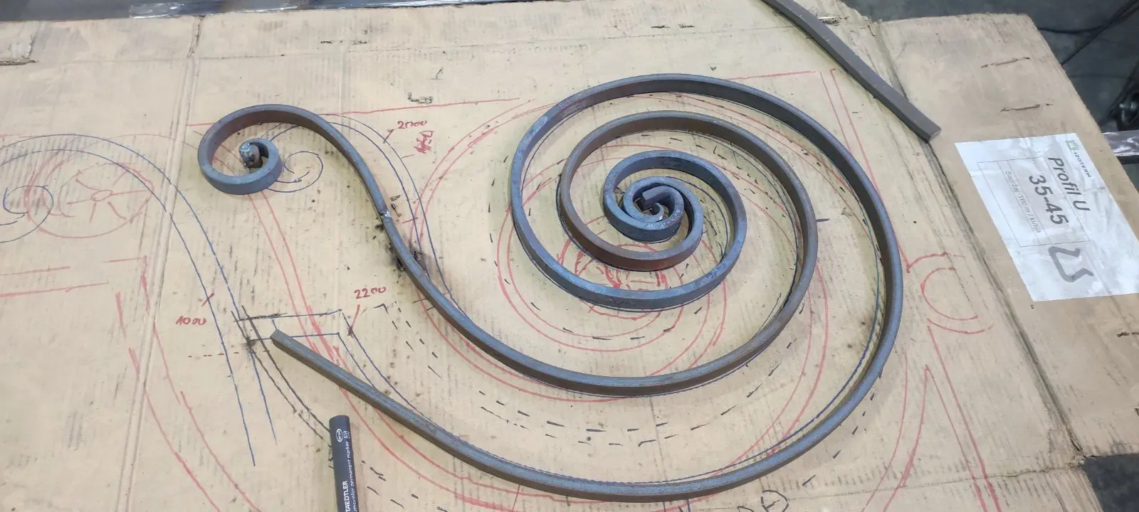 Grande volute en fer forgé façonnée sur gabarit dessiné, atelier L'Art de Faire