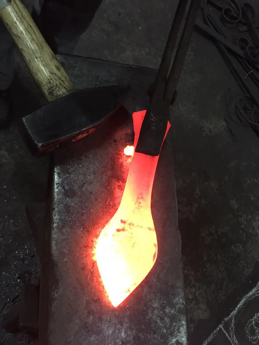 Étirage au feu d'une pointe en fer forgé sur l'enclume, atelier L'Art de Faire