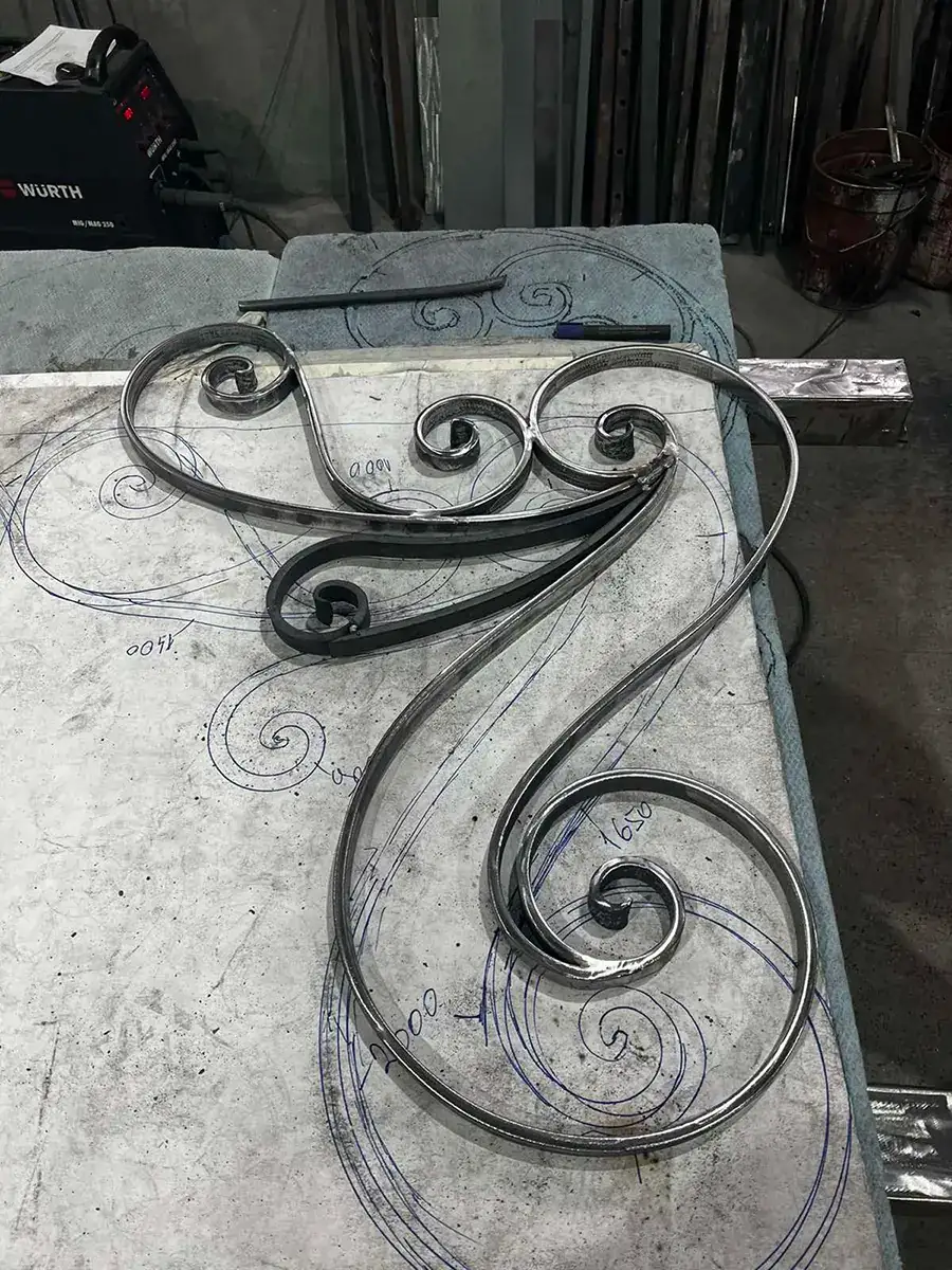 Élément décoratif en fer forgé à volutes façonné en atelier, L'Art de Faire