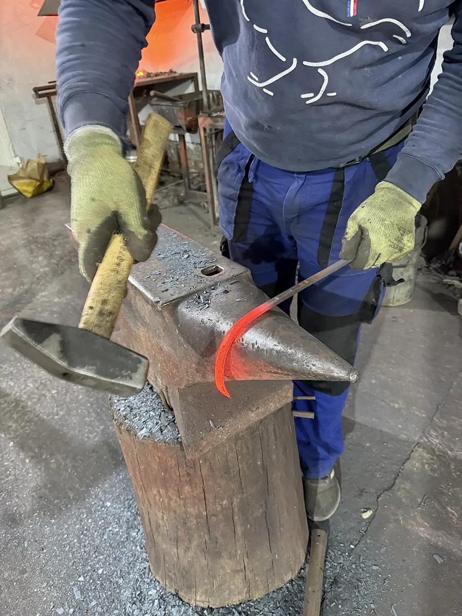 Forge d'une volute sur la corne de l'enclume, atelier L'Art de Faire