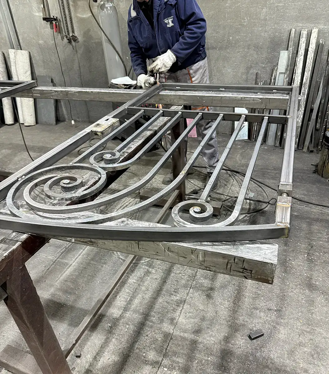 Panneau de garde-corps à grandes volutes en fabrication à l'atelier, L'Art de Faire
