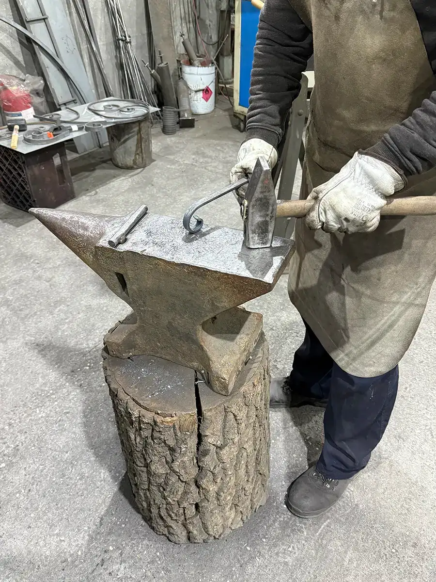 Forgeron au travail du fer sur l'enclume, atelier L'Art de Faire