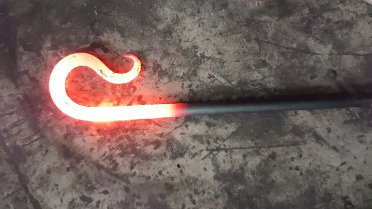 Crosse en fer forgé chauffée au rouge, atelier L'Art de Faire