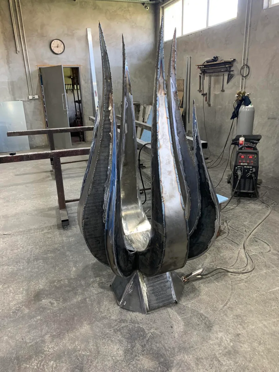 Sculpture contemporaine en acier forgé aux formes effilées, atelier L'Art de Faire, ferronnerie d'art