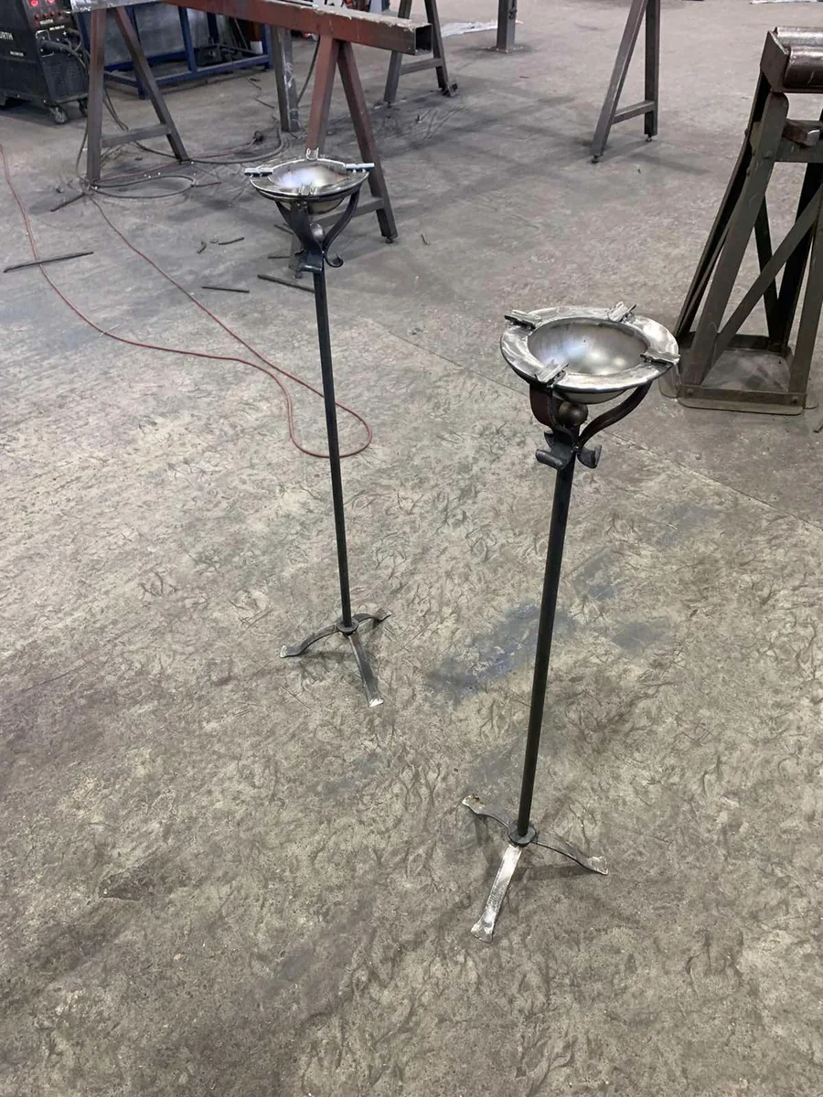 Pied en fer forgé travaillé posé dans l'atelier de ferronnerie d'art L'Art de Faire