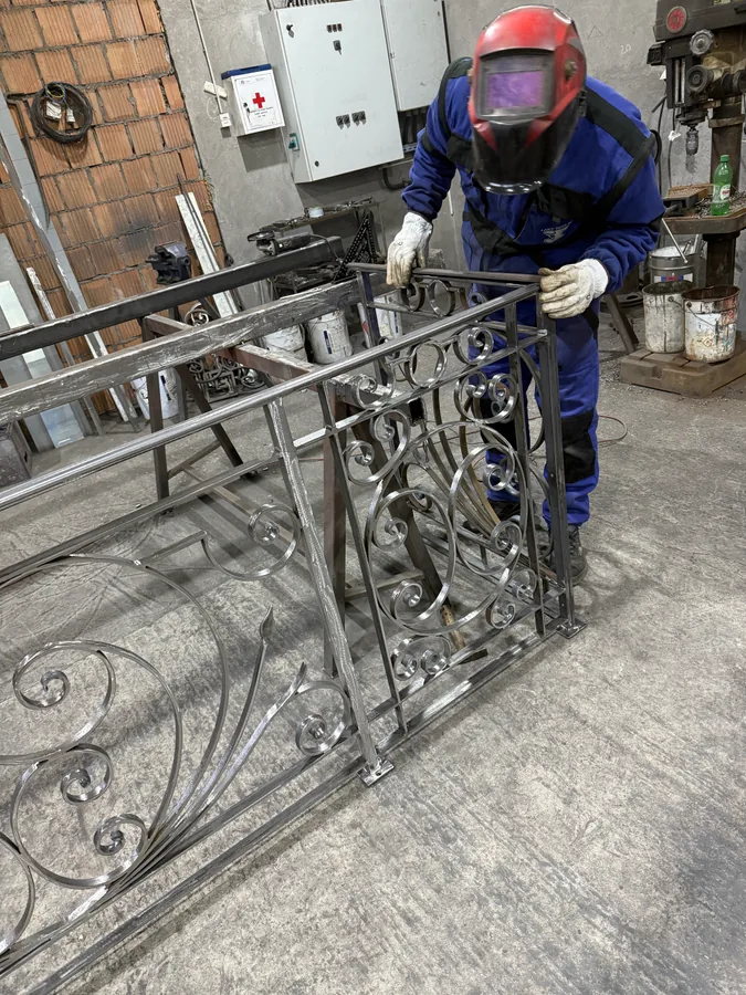 Assemblage de rampes en fer forgé à volutes dans l'atelier L'Art de Faire