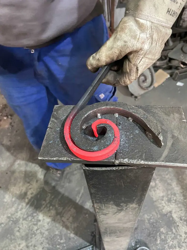Façonnage d'une volute au fer rouge sur gabarit, atelier L'Art de Faire