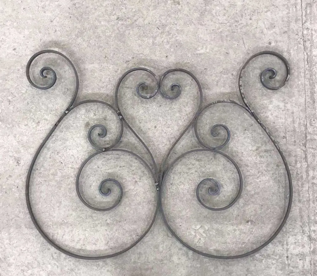 Élément décoratif en fer forgé à volutes formant un cœur, atelier L'Art de Faire