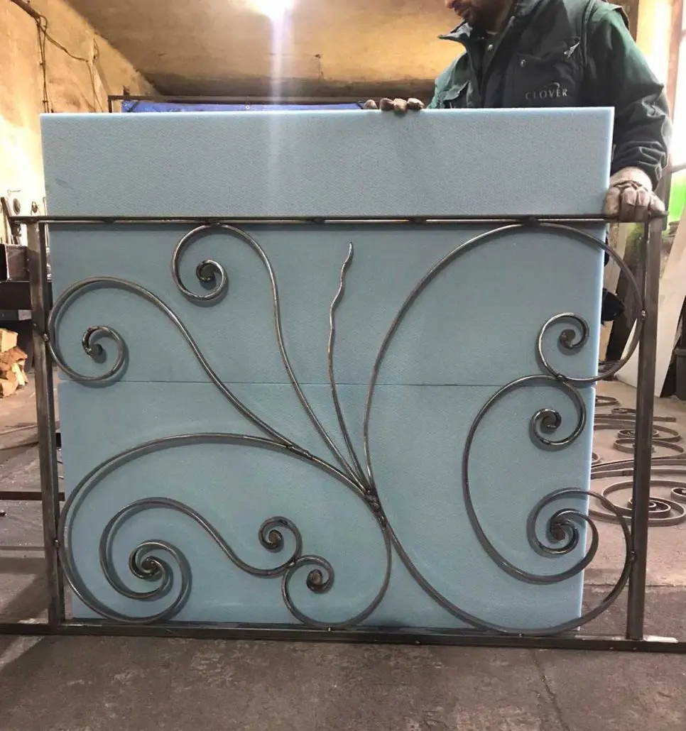 Panneau décoratif en fer forgé à volutes en fabrication, atelier L'Art de Faire