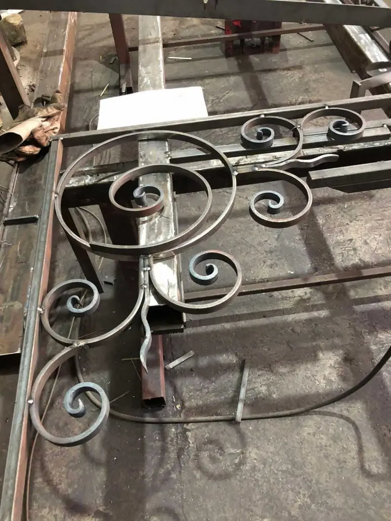 Garde-corps à médaillons et volutes en fabrication, atelier L'Art de Faire