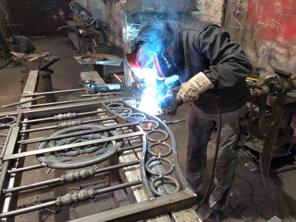 Soudure d'un portail à médaillons en atelier, gerbe d'étincelles, L'Art de Faire