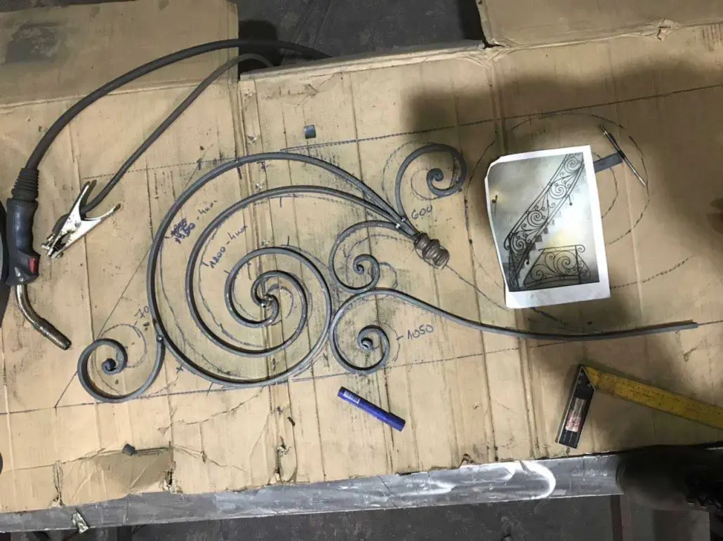 Volute en fer forgé façonnée d'après plan pour une rampe d'escalier, atelier L'Art de Faire