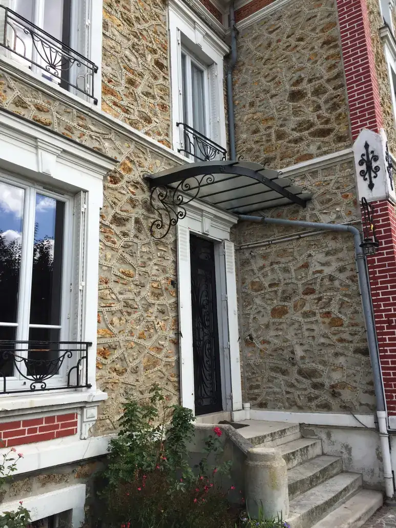 Auvent à deux pentes vitré avec volutes basses, L'Art de Faire