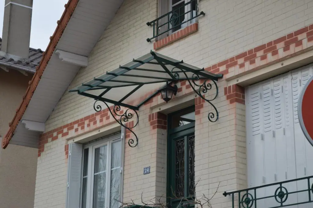 Auvent vert deux pentes vitré sur porte verte, L'Art de Faire