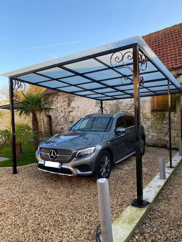 Carport en fer forgé noir avec Mercedes GLC grise sous couverture polycarbonate, mur en pierre, L'Art de Faire