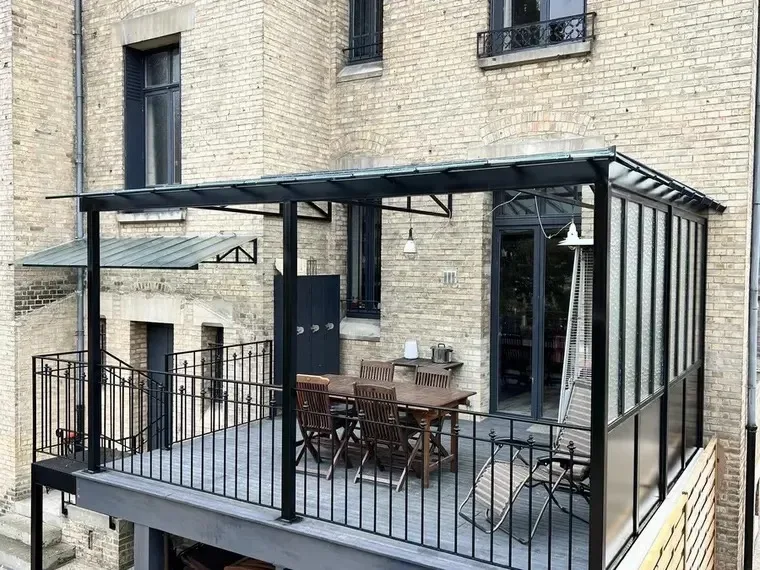 Véranda ouverte esprit jardin d'hiver avec fermeture latérale vitrée style verrière d'atelier, immeuble en brique, centre-ville Compiègne, L'Art de Faire