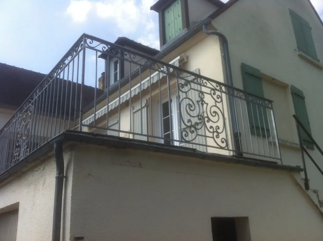 Garde-corps de balcon en hauteur en fer forgé à volutes, L'Art de Faire