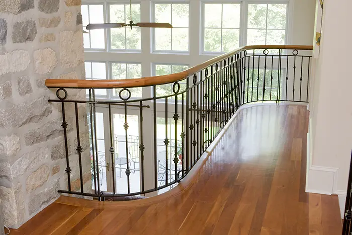 Garde-corps de mezzanine en fer forgé à anneaux, main courante bois, L'Art de Faire