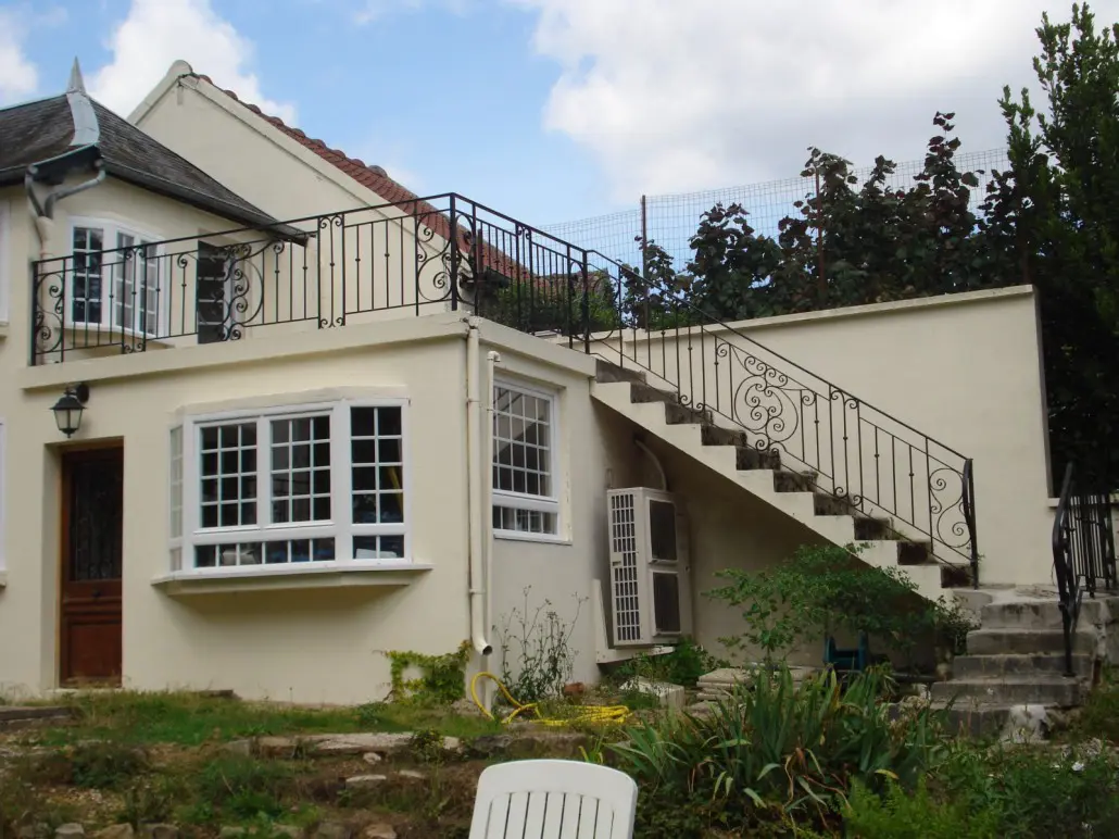 Garde-corps de terrasse et escalier extérieurs en fer forgé à volutes, L'Art de Faire