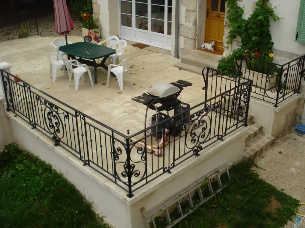 Garde-corps de terrasse extérieure en fer forgé à volutes, L'Art de Faire