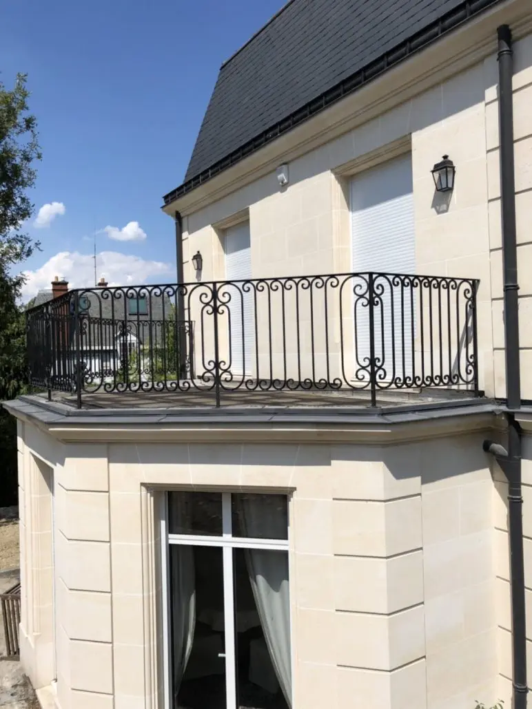 Garde-corps de balcon en fer forgé à volutes, demeure en pierre, L'Art de Faire