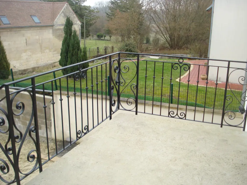 Garde-corps de terrasse extérieur en fer forgé à volutes, vue jardin, L'Art de Faire
