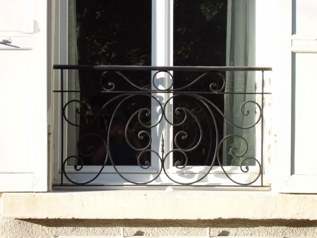 Garde-corps de fenêtre en fer forgé à volutes, L'Art de Faire