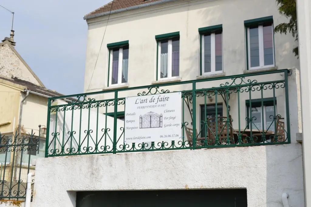 Garde-corps de balcon en fer forgé vert à volutes, L'Art de Faire