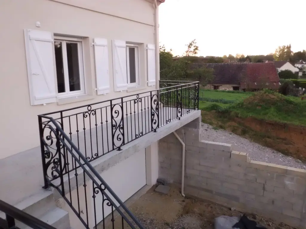 Garde-corps de terrasse extérieur en fer forgé à volutes, L'Art de Faire