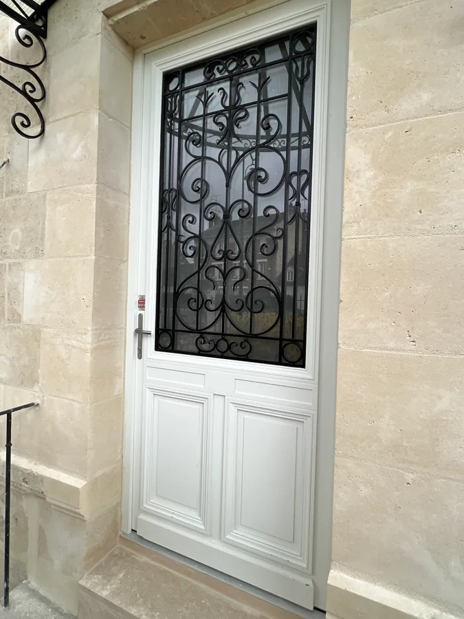 Grille de porte vitrée en fer forgé, L'Art de Faire