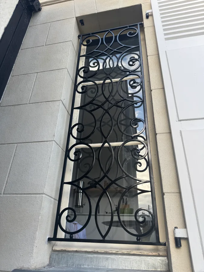 Grille de fenêtre décorative en fer forgé, L'Art de Faire