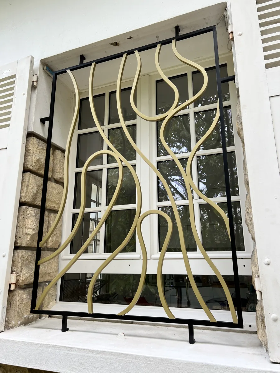 Grille de défense en fer forgé posée sur fenêtre, L'Art de Faire