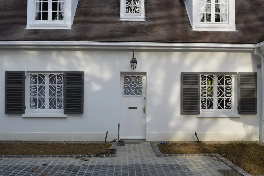 Grilles décoratives en fer forgé sur volets et imposte de porte, L'Art de Faire