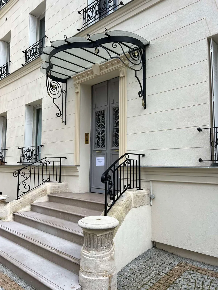 Marquise contemporaine en fer forgé au-dessus d'un perron, L'Art de Faire