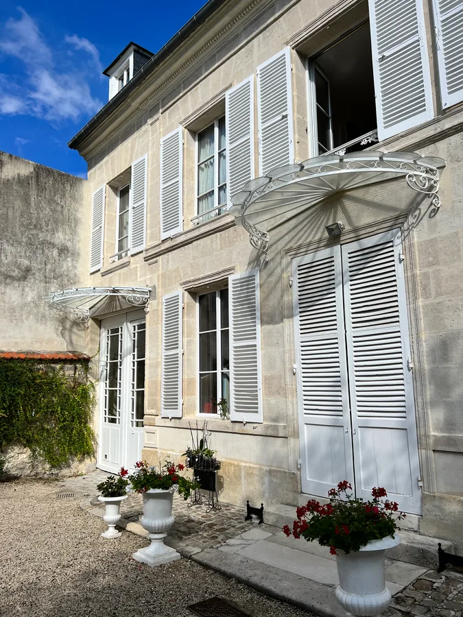 Marquise en fer forgé au-dessus d'une porte d'entrée, L'Art de Faire