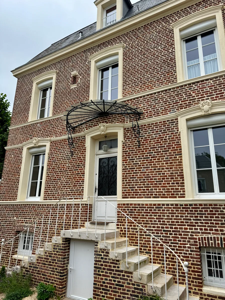 Marquise en fer forgé au-dessus d'un perron, maison en brique, L'Art de Faire