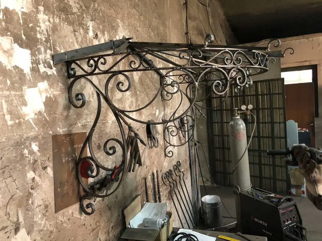 Marquise en fer forgé à volutes terminée, vue d'atelier, L'Art de Faire