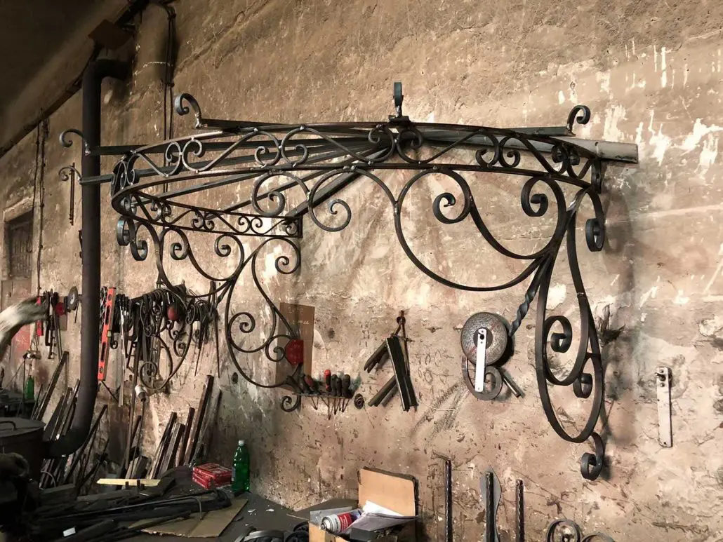 Grande marquise en fer forgé à volutes, réalisation en atelier, L'Art de Faire