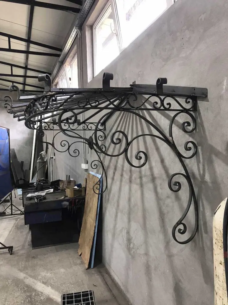 Marquise en fer forgé à rayonnage et volutes, réalisation L'Art de Faire