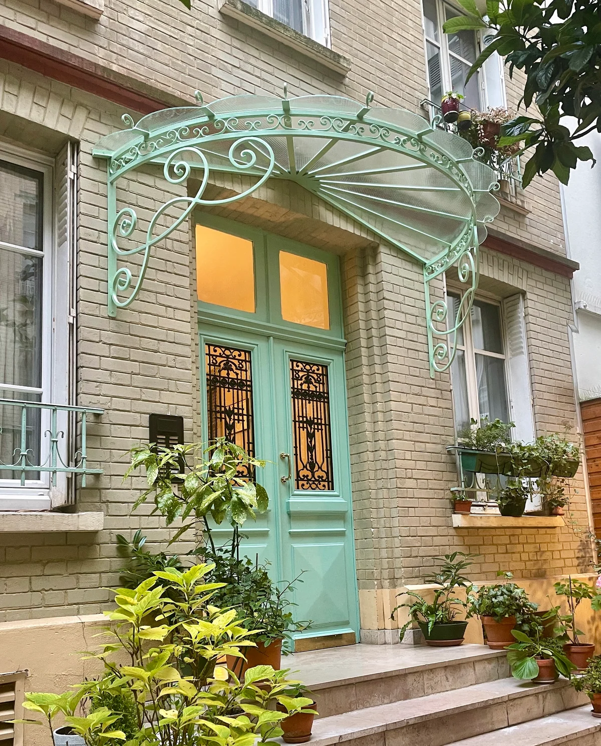 Marquise Belle Époque en fer forgé sur façade en pierre, L'Art de Faire