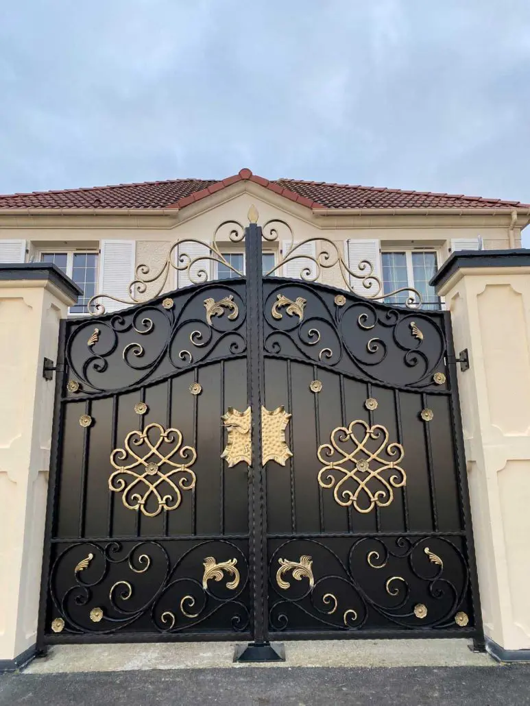 Grand portail battant en fer forgé noir et or entièrement ouvragé, décors dorés à volutes et motifs fleuris, L'Art de Faire