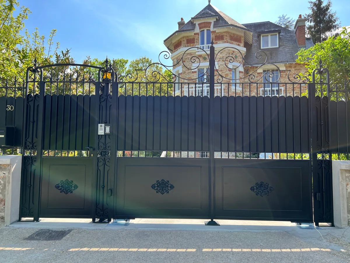 Portail coulissant en fer forgé devant une maison, L'Art de Faire