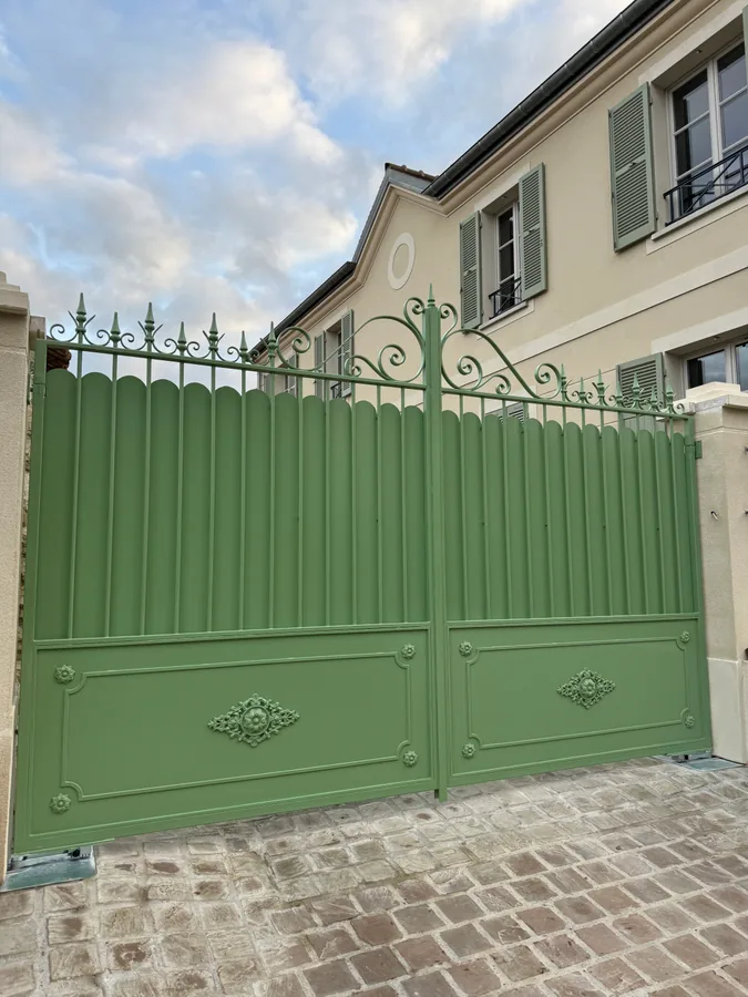 Portail et clôture en fer forgé verts en bordure de rue, L'Art de Faire