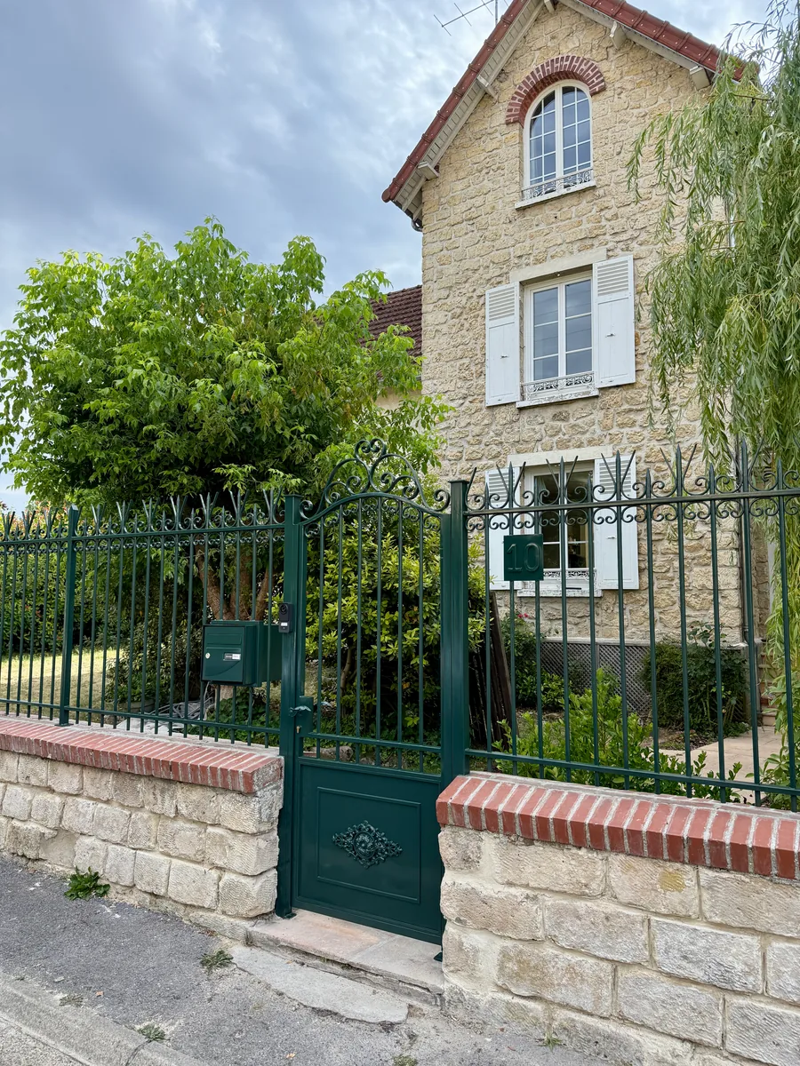 Portillon et clôture en fer forgé devant une maison, L'Art de Faire