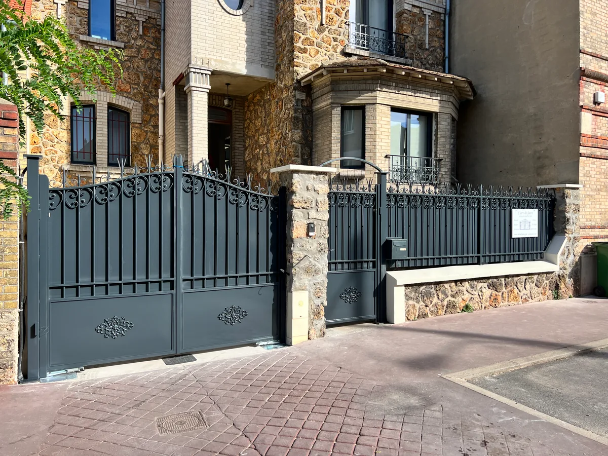 Portail et clôture en fer forgé gris devant une maison, L'Art de Faire