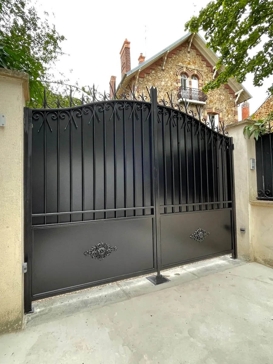 Portail coulissant en fer forgé sur allée gravillonnée, L'Art de Faire